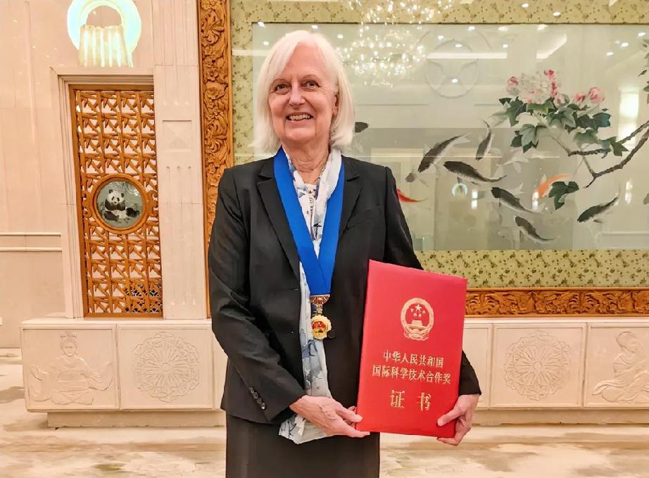 没想到中国光刻胶研发的“大佬”级别的人物竟然是她。
​艾尔莎·瑞秋曼尼斯（Els