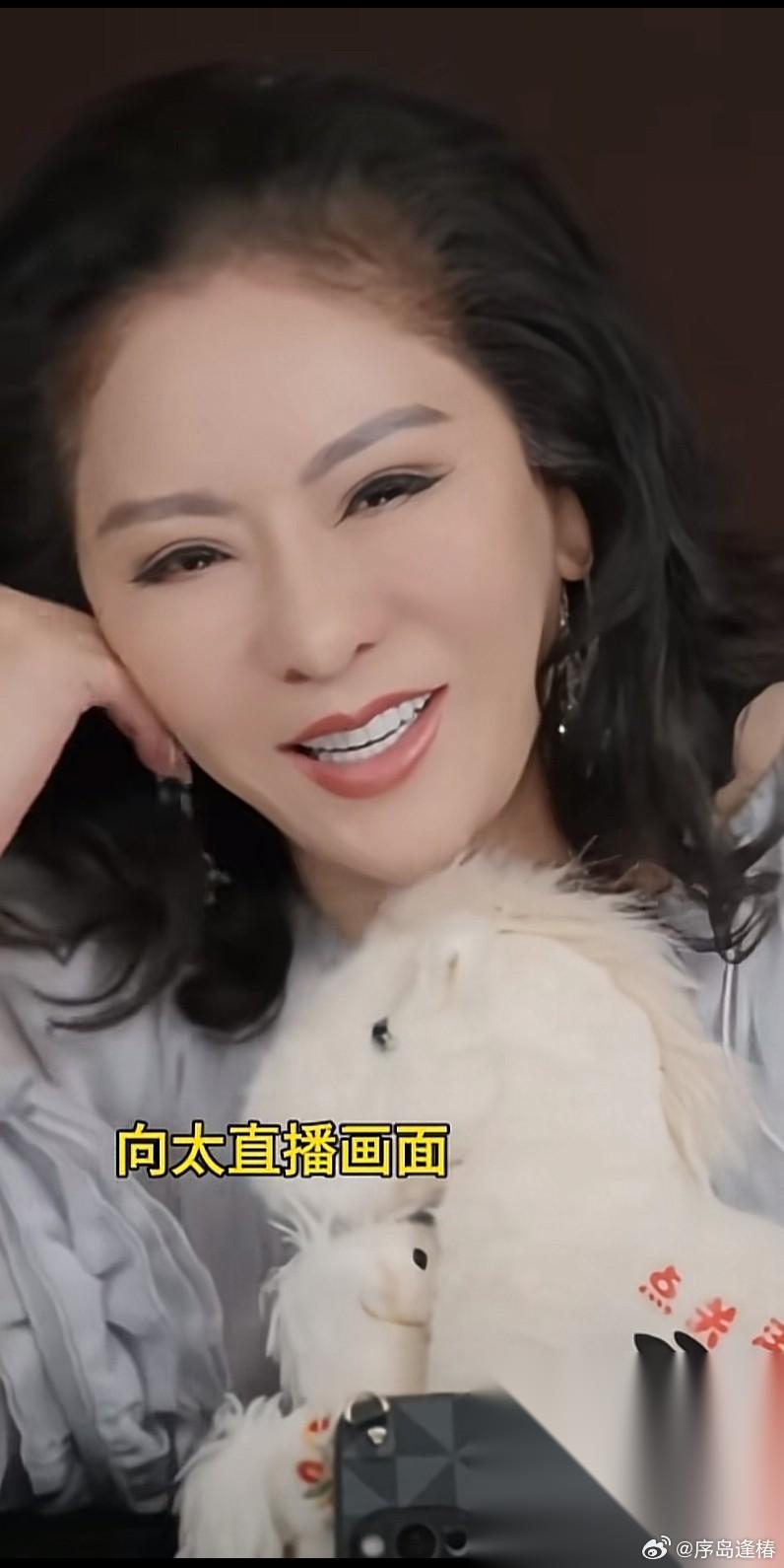 向太否认安排向佑和向佐一起直播。 向太说“你们以为我在拍连续剧吗。是因为向佐的访
