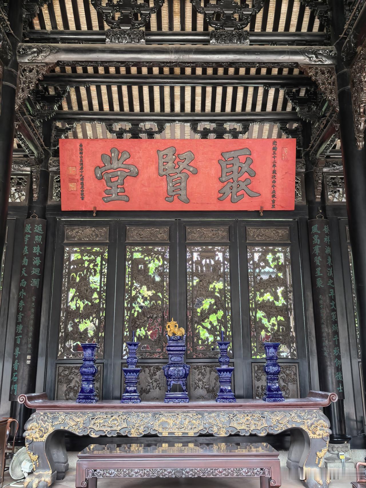 广州陈家祠聚贤堂，有一副著名的长联，它的作者是清代光绪年间的举人陈梦日

全联如