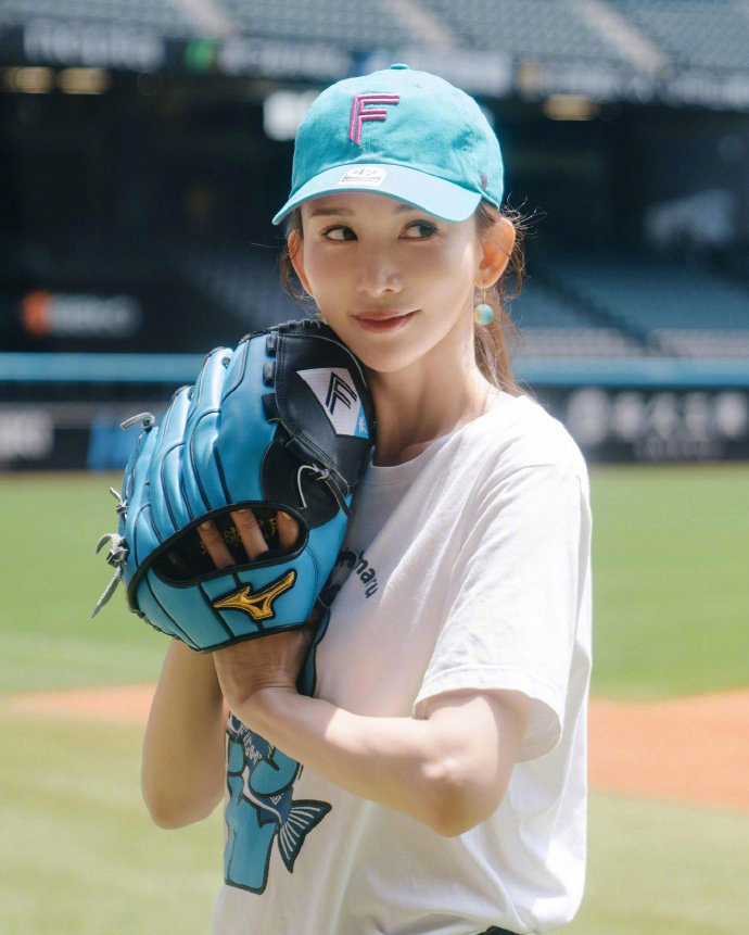 #林志玲开球#  美在了心巴上～  这是快50岁人的状态吗[泪] 和印象中的志玲