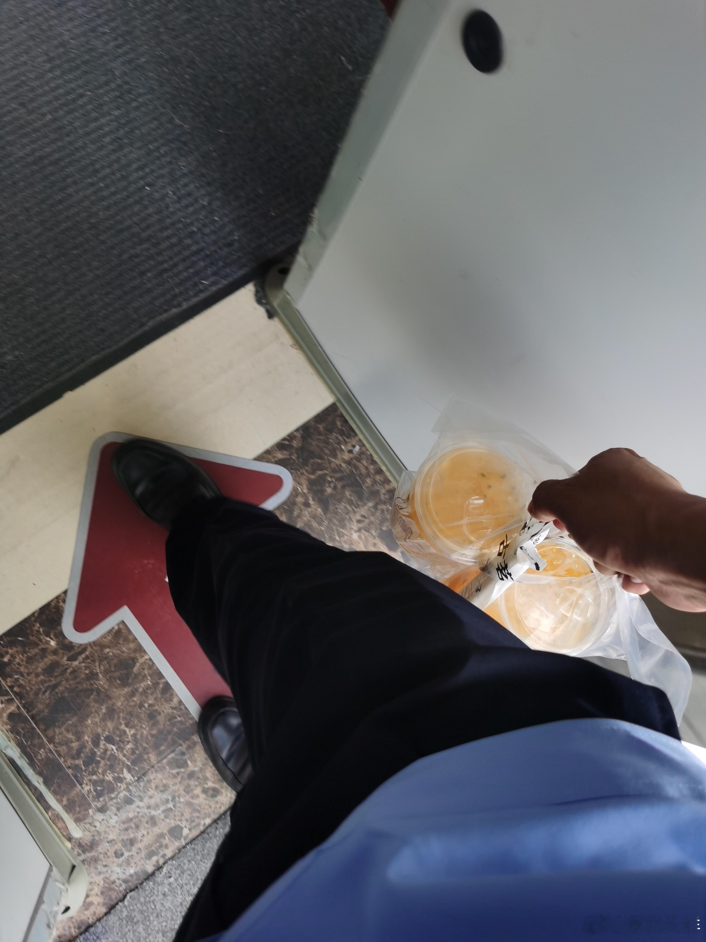 打电话约了医生，他说三点半做完手术，4点联系我，叫我来医院，检查看看，这么热的天