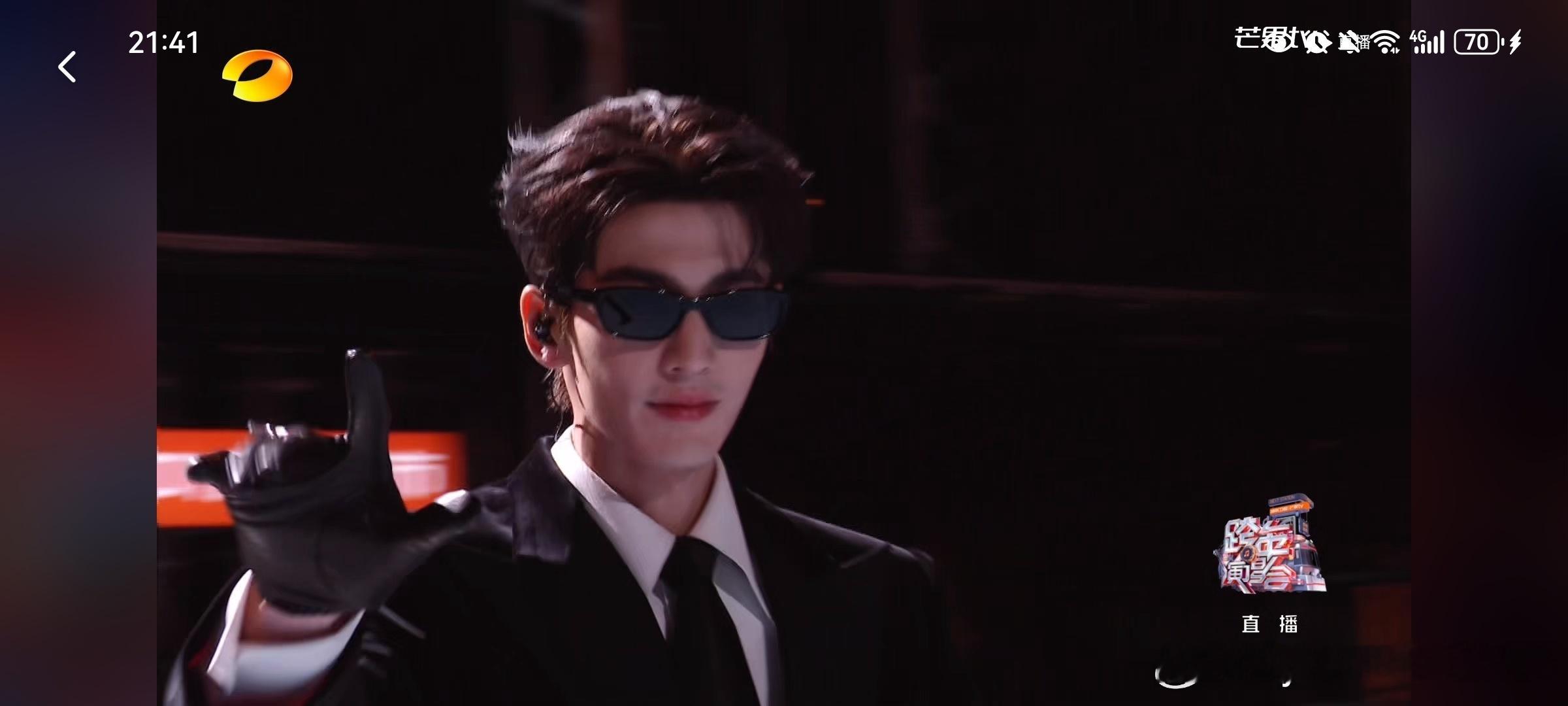 被张凌赫帅死了 没开玩笑救命！张凌赫这波造型杀疯了，每一个镜头都直戳心巴，颜值天