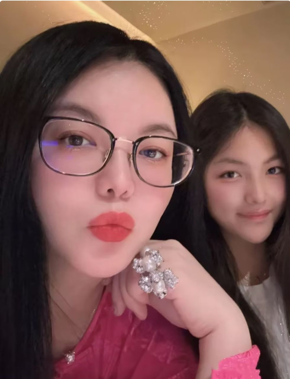 王诗龄回长沙过暑假，和爸妈同住1500w豪宅，李湘一身名牌像贵妇 