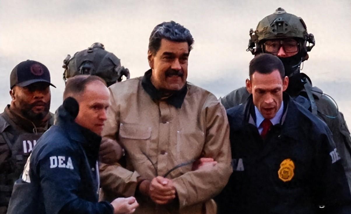 马杜罗在美受审始末
2024年1月3日凌晨，美国突然出手，军事行动，直接控制了马