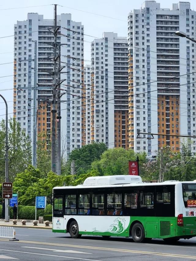 现代中年人的压力其核心原因在于：经济负担重、职场竞争激烈、家庭责任重，这些因素叠