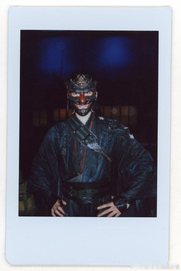 明明把苦日子说得轻飘飘，却藏着最狠的坚韧，失去那么多还往前冲 