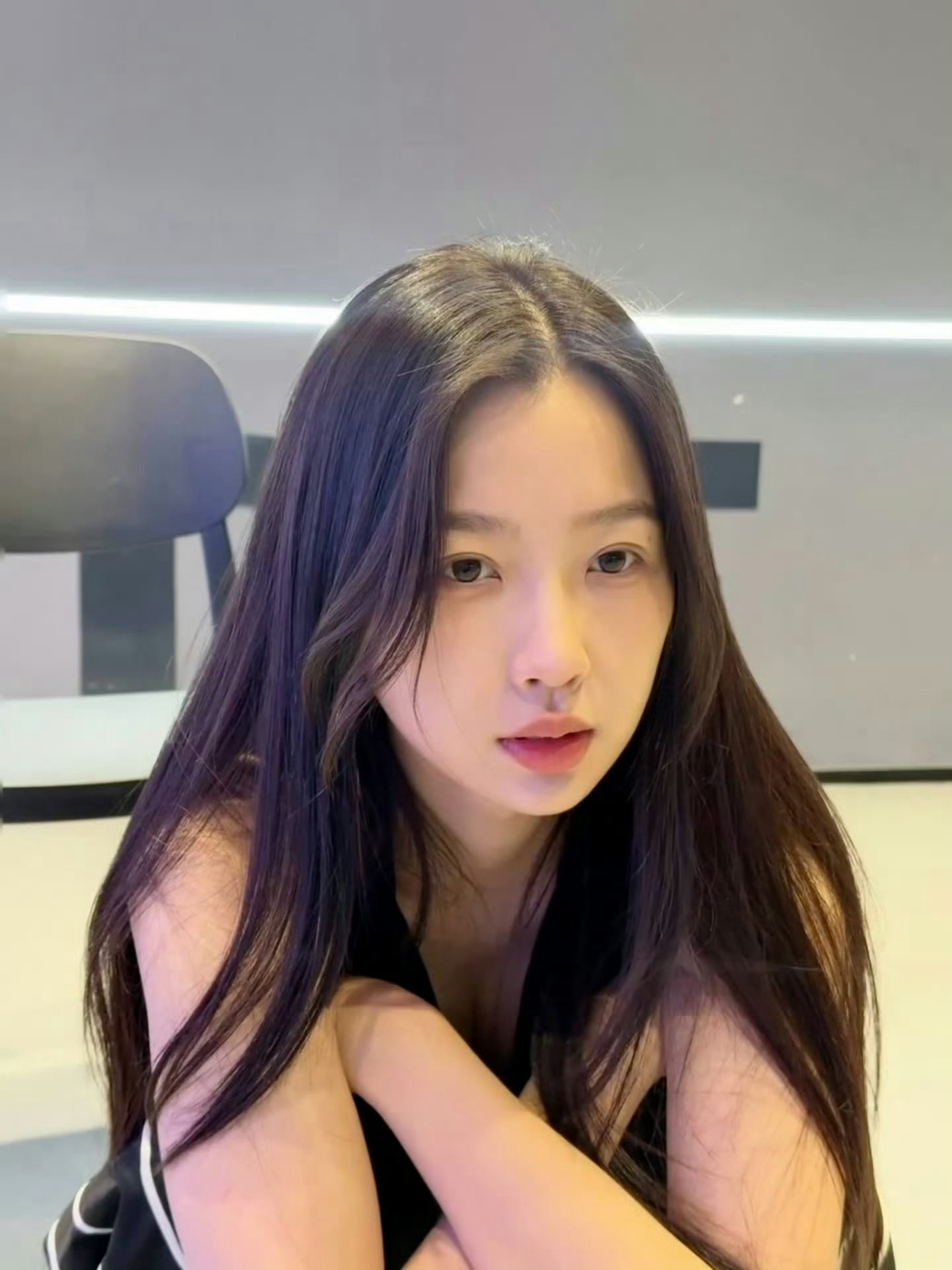 虞书欣最新营业，晒了粉丝送给她的手机壳，和她换卡的小石榴好幸福啊❗️