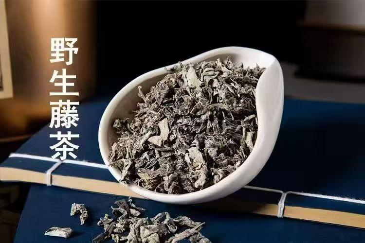 最近喝了野生藤茶，就是大家说的莓茶～  
给长期抽烟的男士当日常茶喝挺合适的，喝