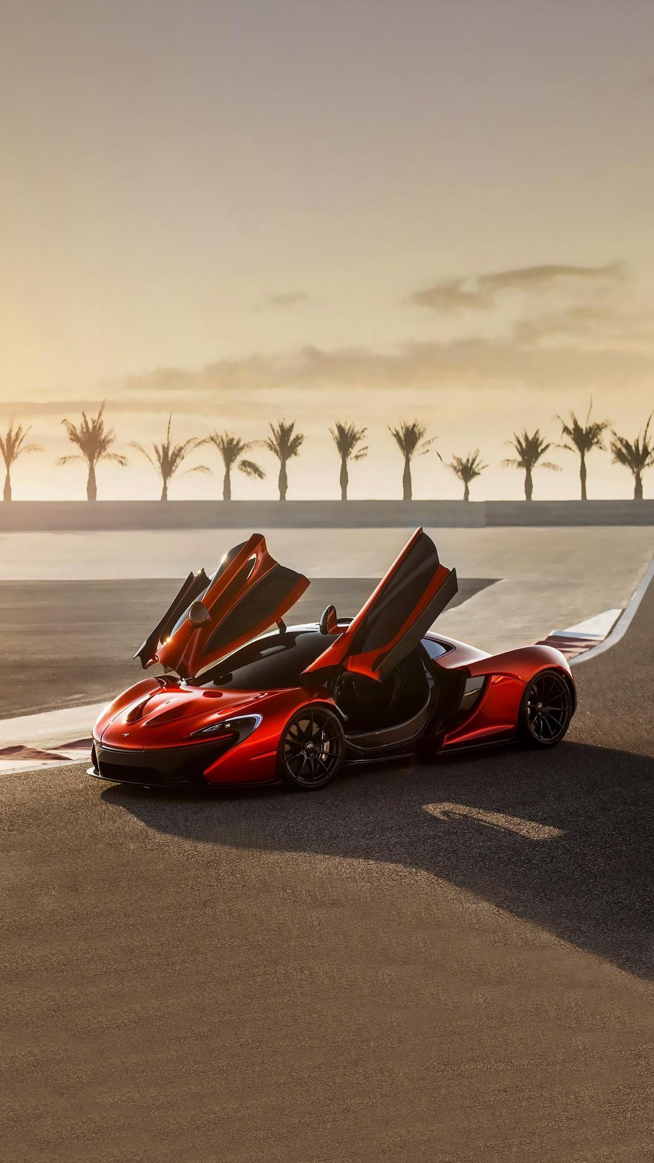 道德与法律哪个更重要？
这就像在问左手和右手哪个更有用。
法律是社会的底线规则，