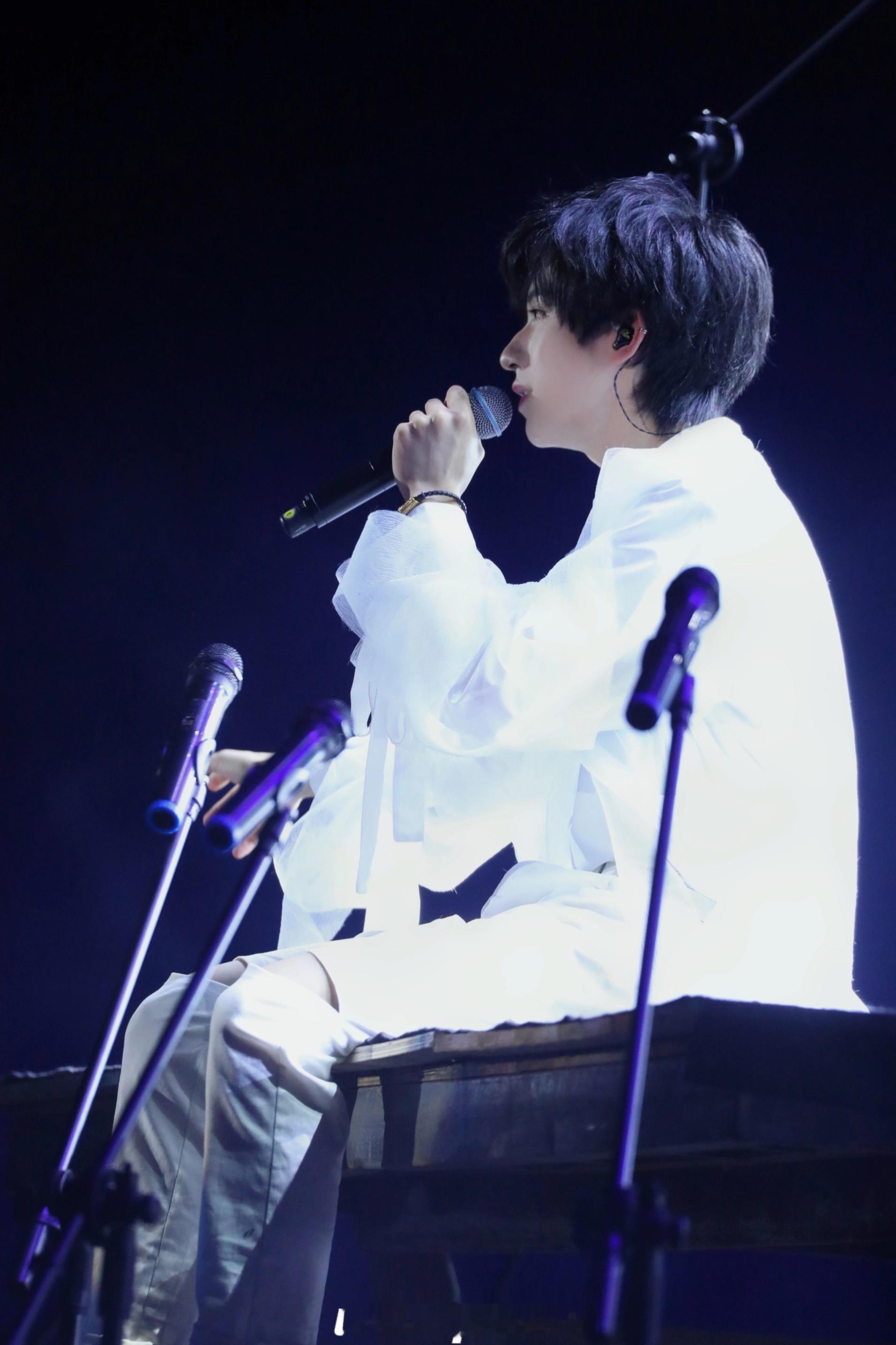 在愚人节这天看到了好多不同时期的峻霖✨我存！©️logo #决战站姐之巅##贺峻