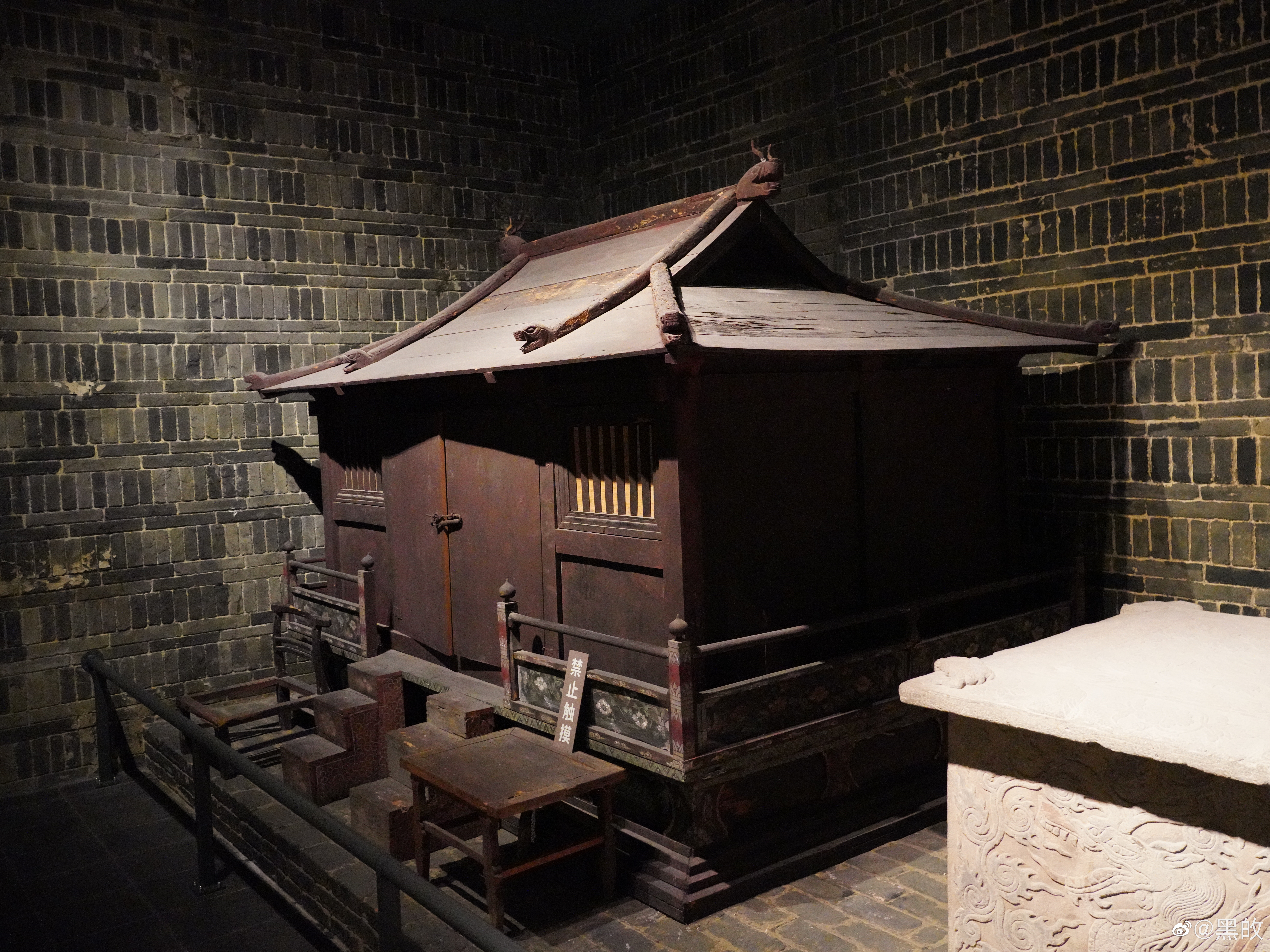 辽宁省博物馆棺床小帐与漆木椅、小木桌辽代遗存，出土于辽宁法库叶茂台七号墓出土，此