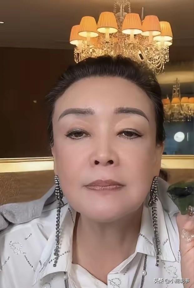 张兰这格局，真的让人服气
直播卖货正好好聊着。
就有人在评论区揪着长相挑事。
直