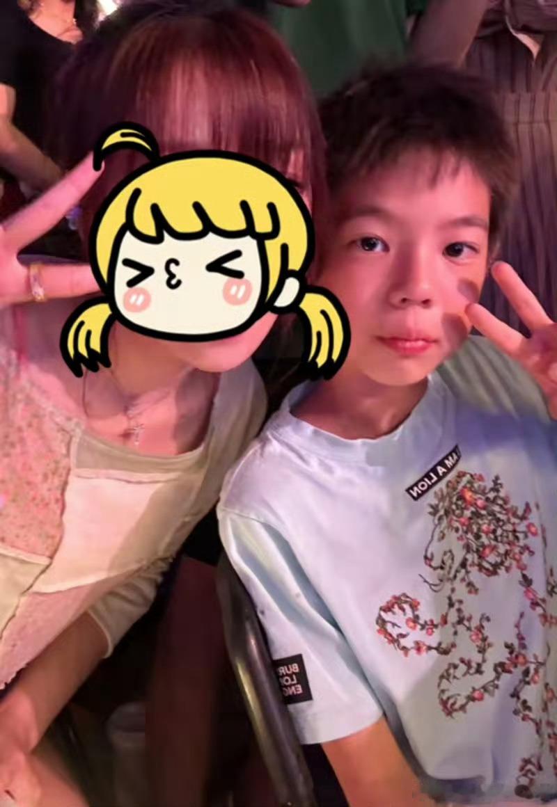 #嗯哼看五月天演唱会#嗯哼看五月天演唱会，好帅！ ​​​