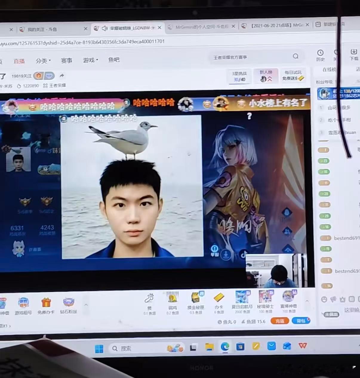 米苏晒晚餐让粉丝先吃谁能拒绝一边吃瓜一边玩小团活动呢。米苏接连调侃各位选手，我打