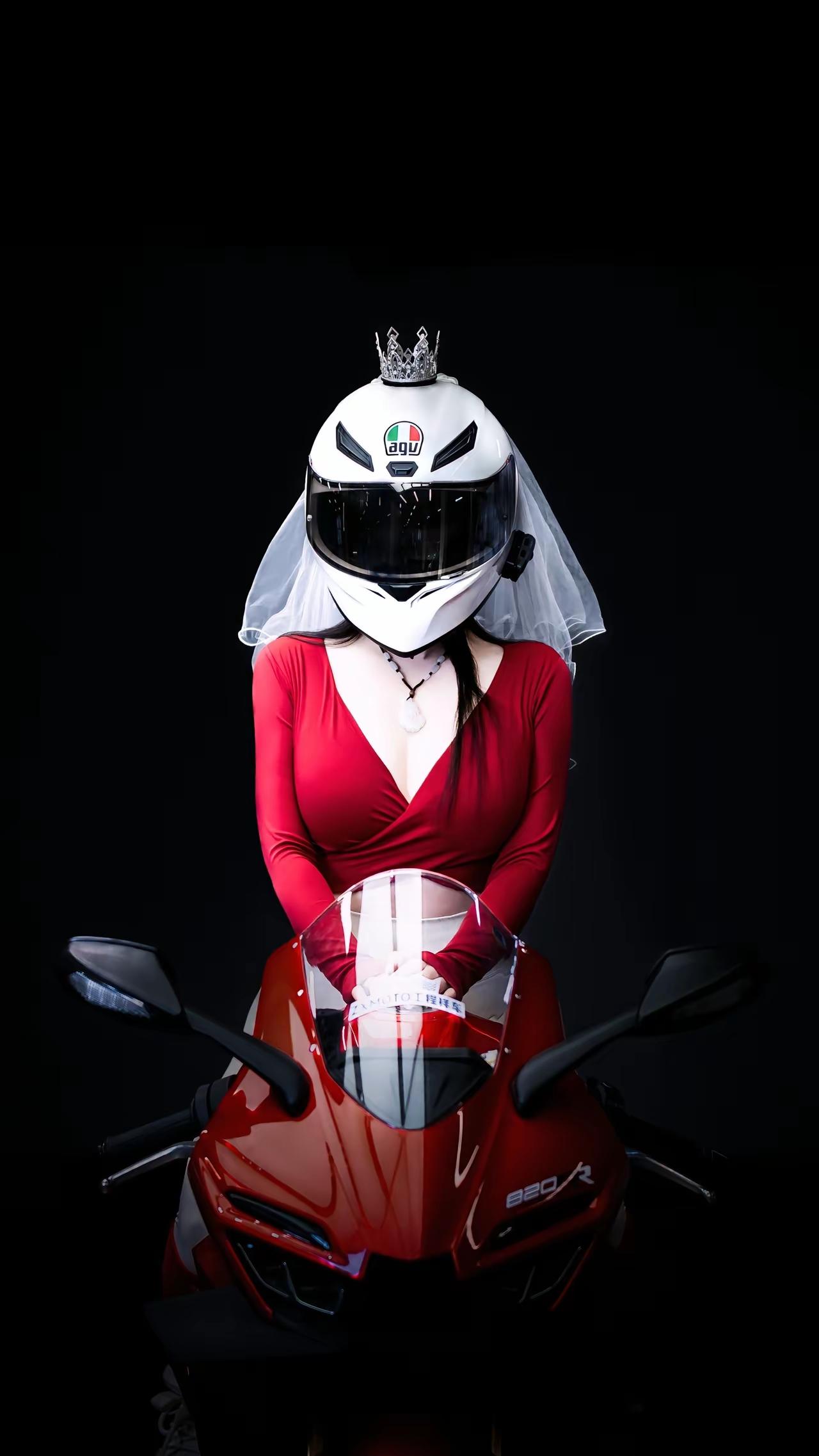 骑的是张飞机车吗？听说现在张飞机车为国争光了，扬眉吐气！