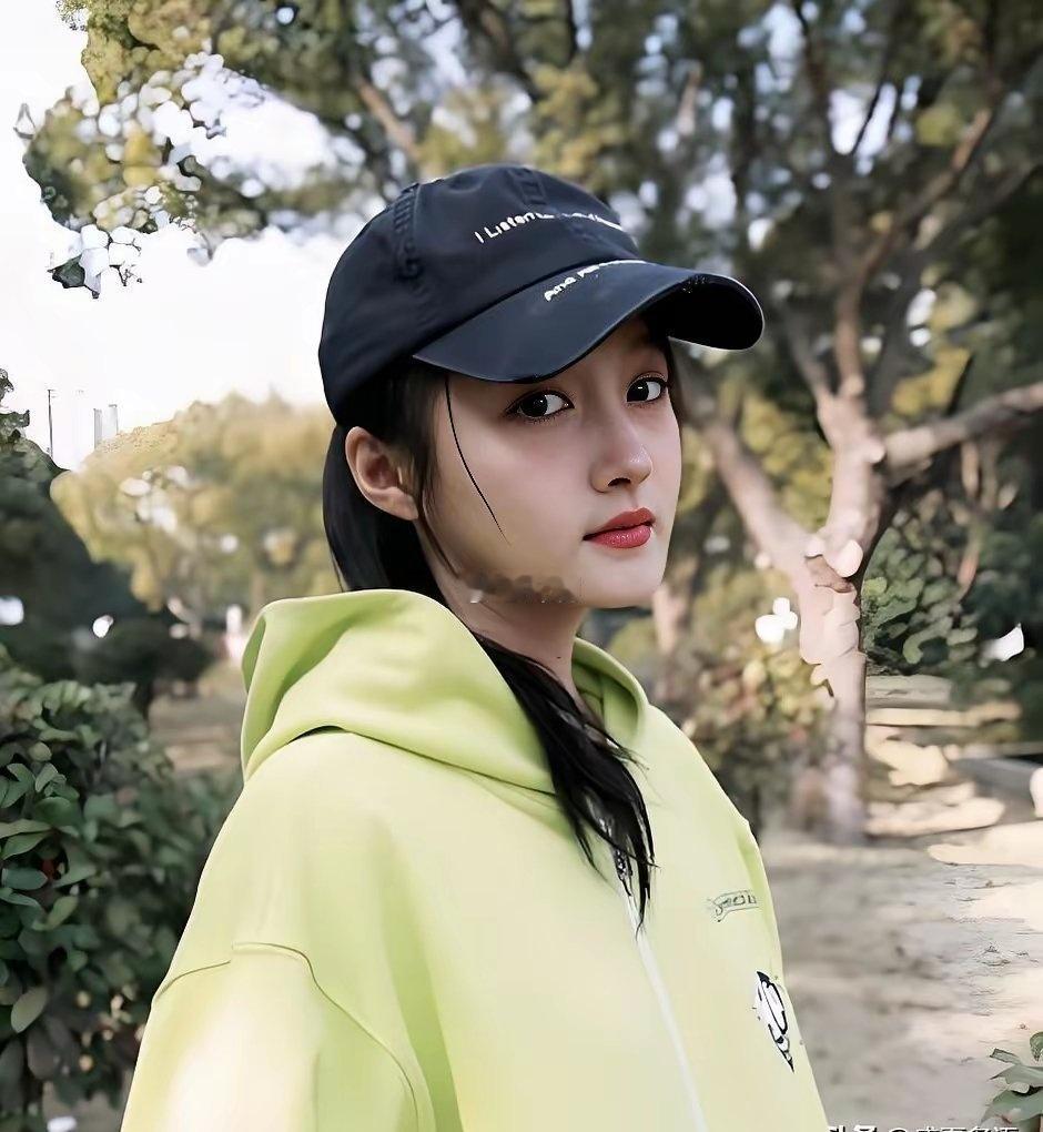 关晓彤，太让人心疼了！
​1月29日，关晓彤在北京春晚，一个下意识的举动，曝光了