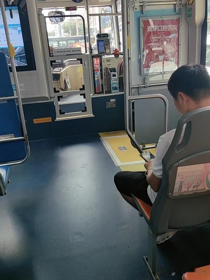 公交，在快节奏的深圳渐渐也成了边缘之物。因为经常堵车，尤其是上班高峰期，一堵就是