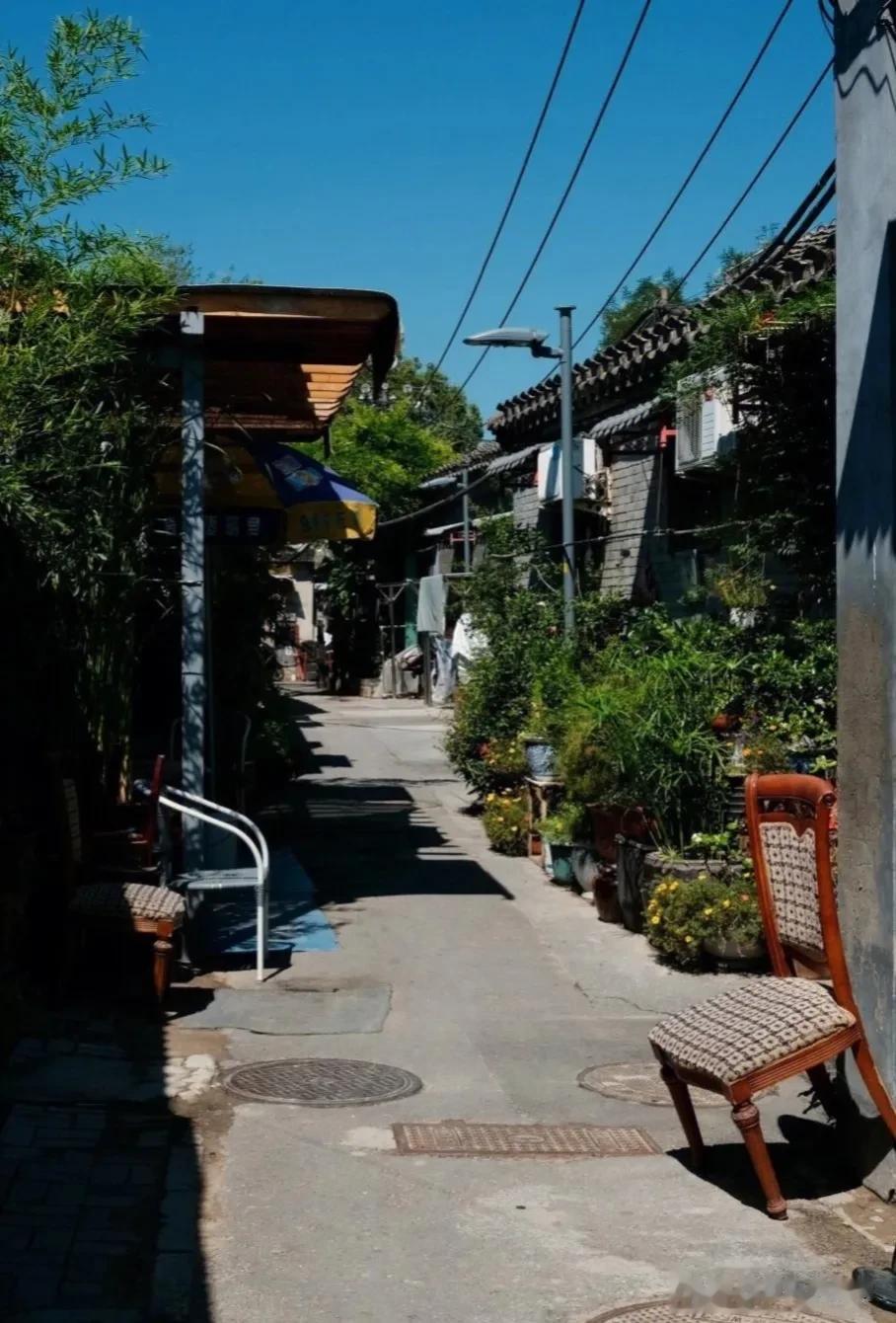 九湾胡同的传说
是一条不规则多弯的小巷，全长约390米，弯曲之处不下于13处，堪