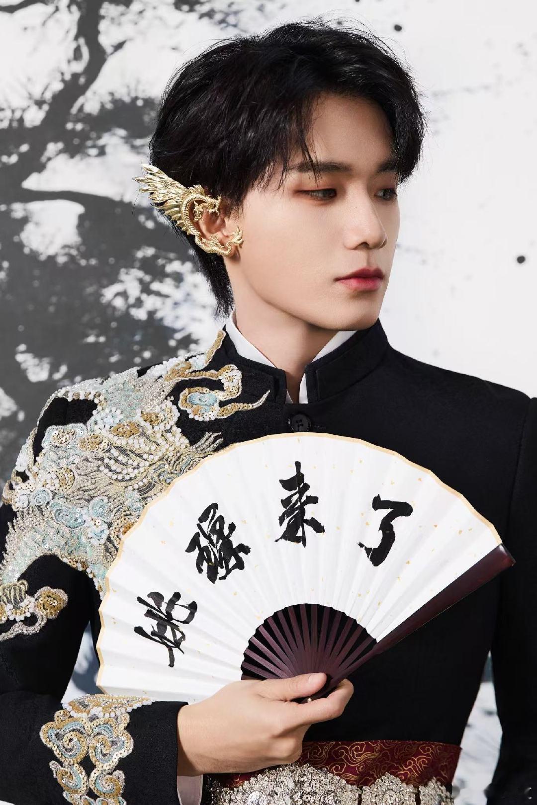 姚琛年初一海南春晚少年侠士风  姚琛身着黑色长袍，挥毫泼墨如少年侠客登场！今晚，