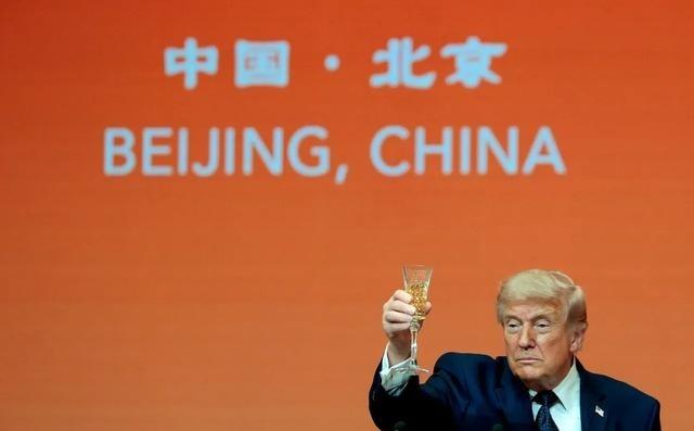 特朗普 这次很给面子！
5月14日晚，特朗普主动端起酒杯，向大家敬酒后，自己浅浅