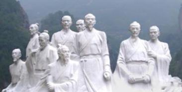 1978年，江西一农民在悬崖峭壁上艰难采药，意外发现一道古老砖墙，引出尘封已久的