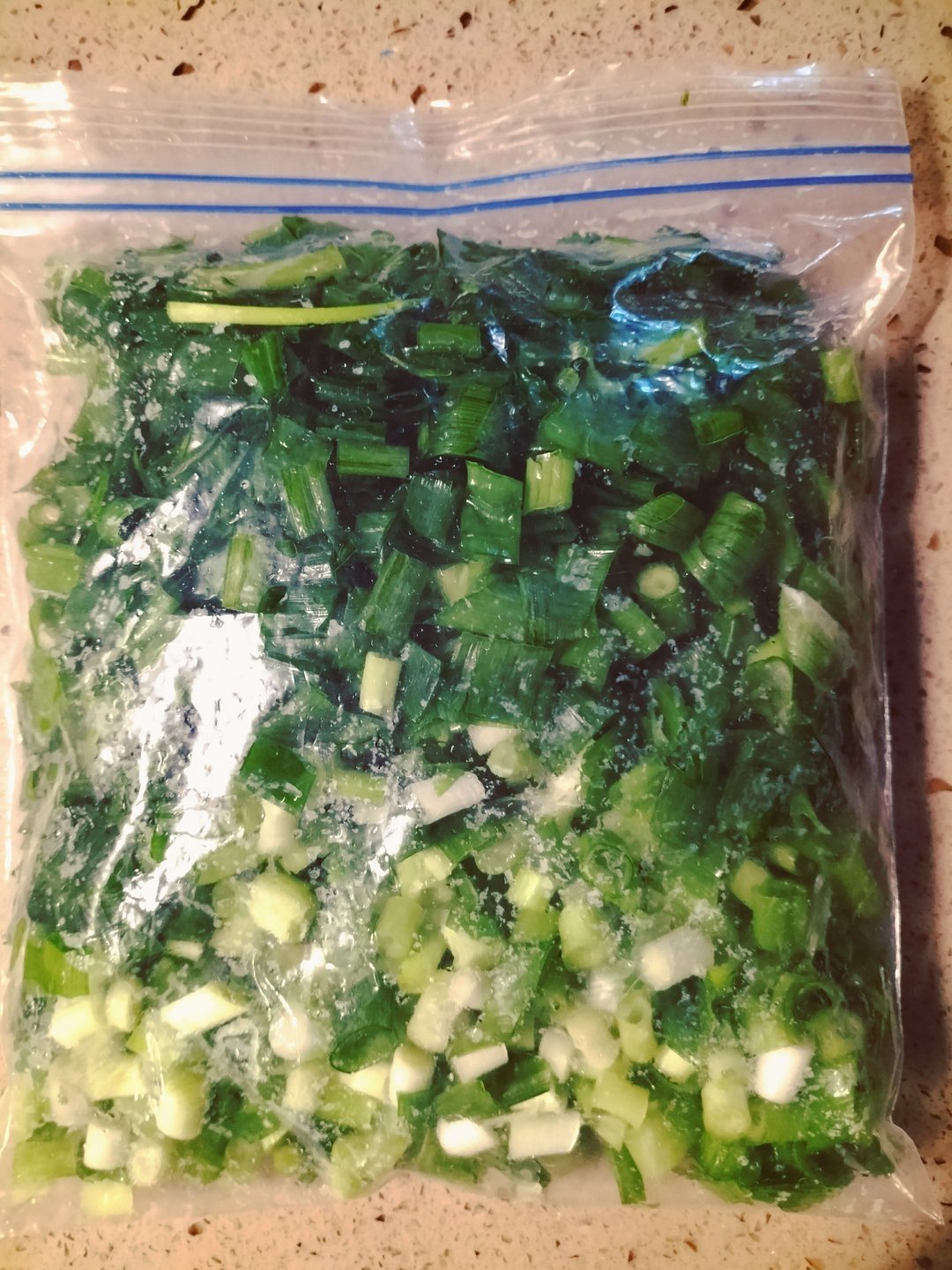 小葱买多了，学着网上教的办法，洗干净，切碎了，冻起来，随用随取，很方便！上网真能