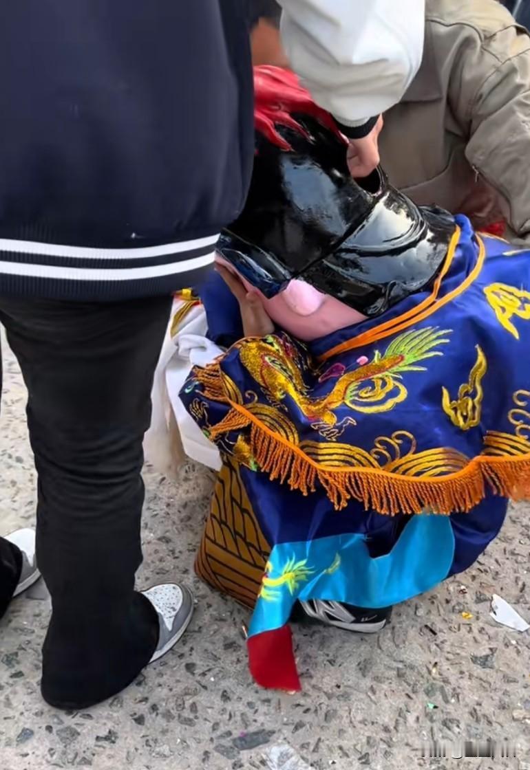 游神小朋友出来在旁边偷偷哭，太可爱了吧，还捂着面具哭，哈哈哈，生气了！
小朋友下