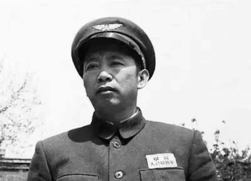 1955年6月，刘亚楼到杭州看望毛主席。毛主席问他到杭州干什么？刘亚楼说准备空军