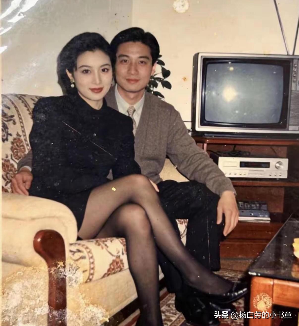 1986年封神的家庭照
那时候爸爸是煤矿工人
妈妈是县里供销社的经理
我家结婚后