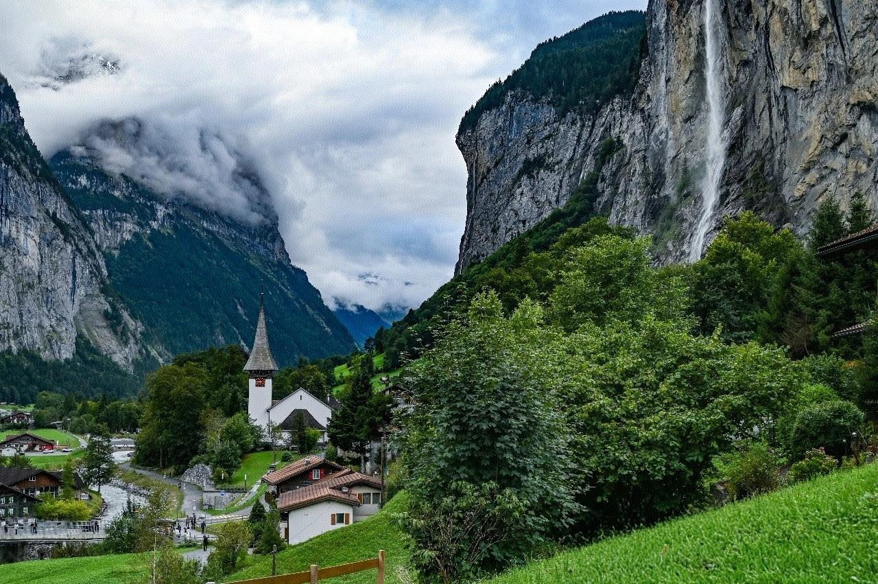 生长于江苏、浙江和上海这些大城市的老师是幸福的，尤其是高中老师，如今终于回归到正