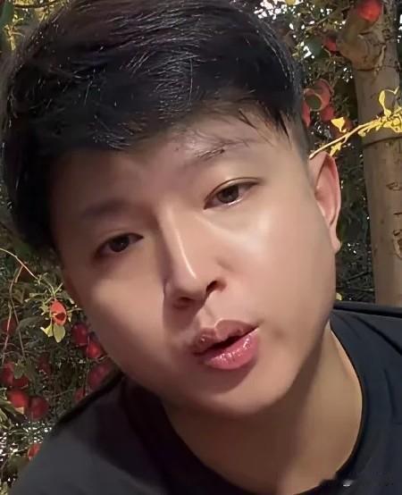 给越南婶婶竖起了大拇指之后，又在群里骂了她一句——百万粉丝博主的双面戏法

在直