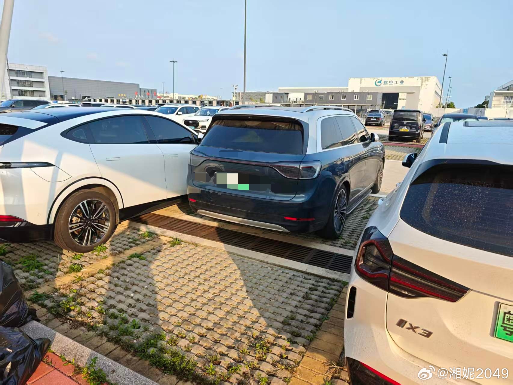 这样停车确实不行，是该管管不文明行为