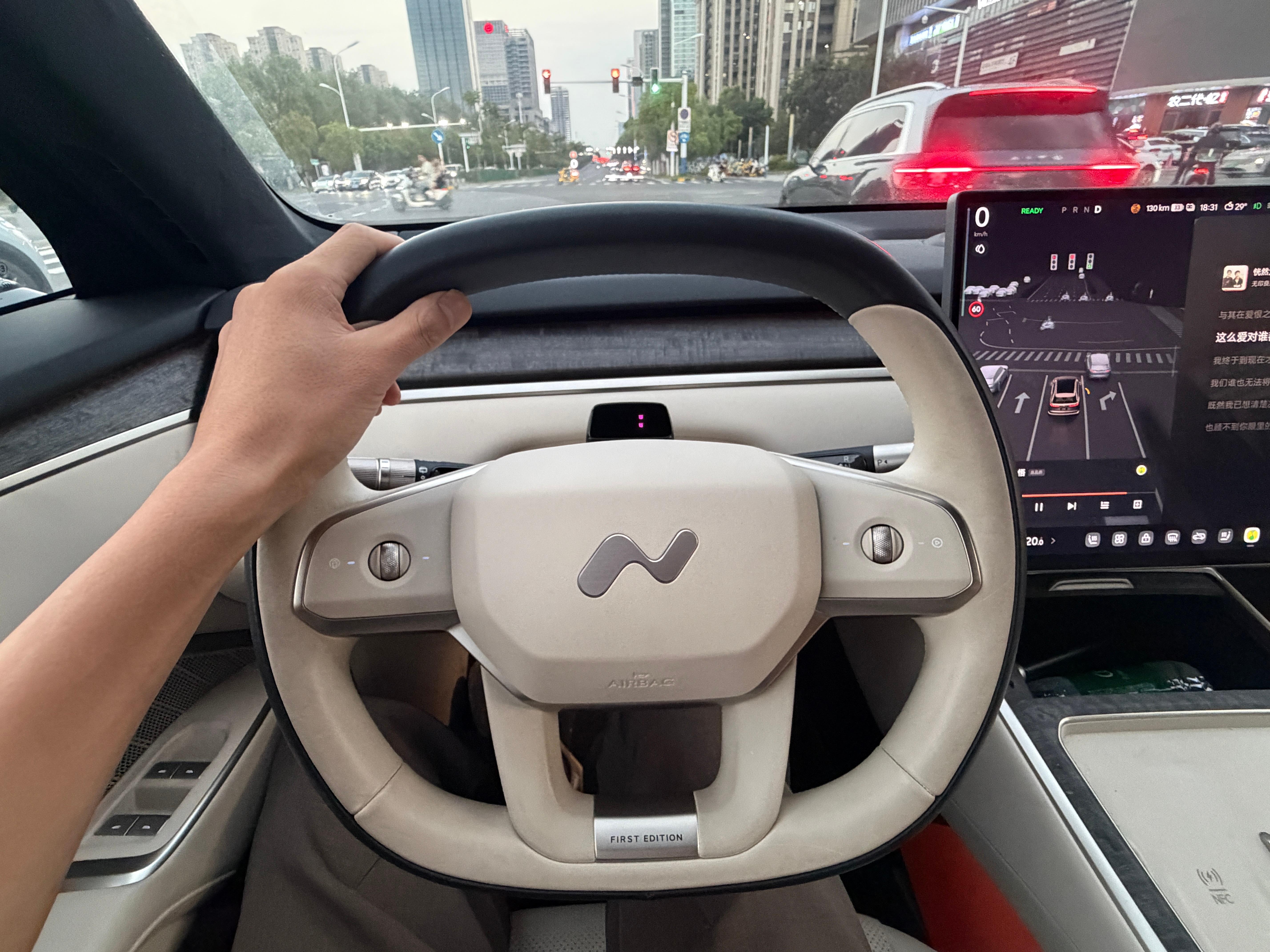 出差回来，本来想带闺女出去吃点，她不愿意跟我一起，跟妈妈去吃肯德基了。那我就来一
