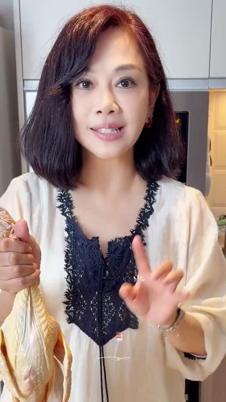 尝一下这个，这个是姐，你又在干什么？今天我就做白斩鸡。
·我用的是三黄鸡，需要它