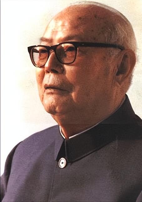 1978年的某天，叶帅连夜紧急叫来华国锋，并低声告诉他，必须要顺应新的形势了，出