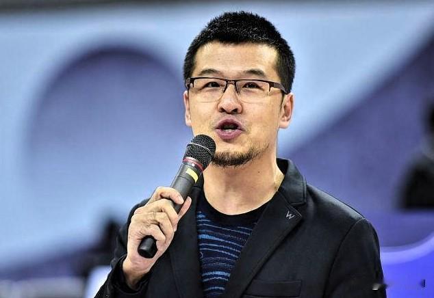 和董路经常对话、连线的这个杨毅，原来是国内顶级篮球评论员、媒体人，不是足球圈的，