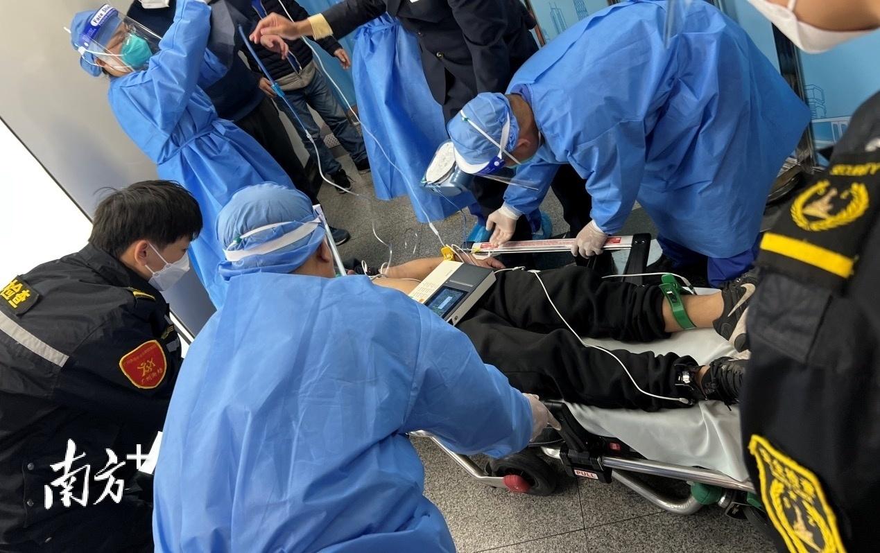地铁生命接力！凡人善意点亮城市温度
 
城市的温暖，从来都藏在陌生人的挺身而出里