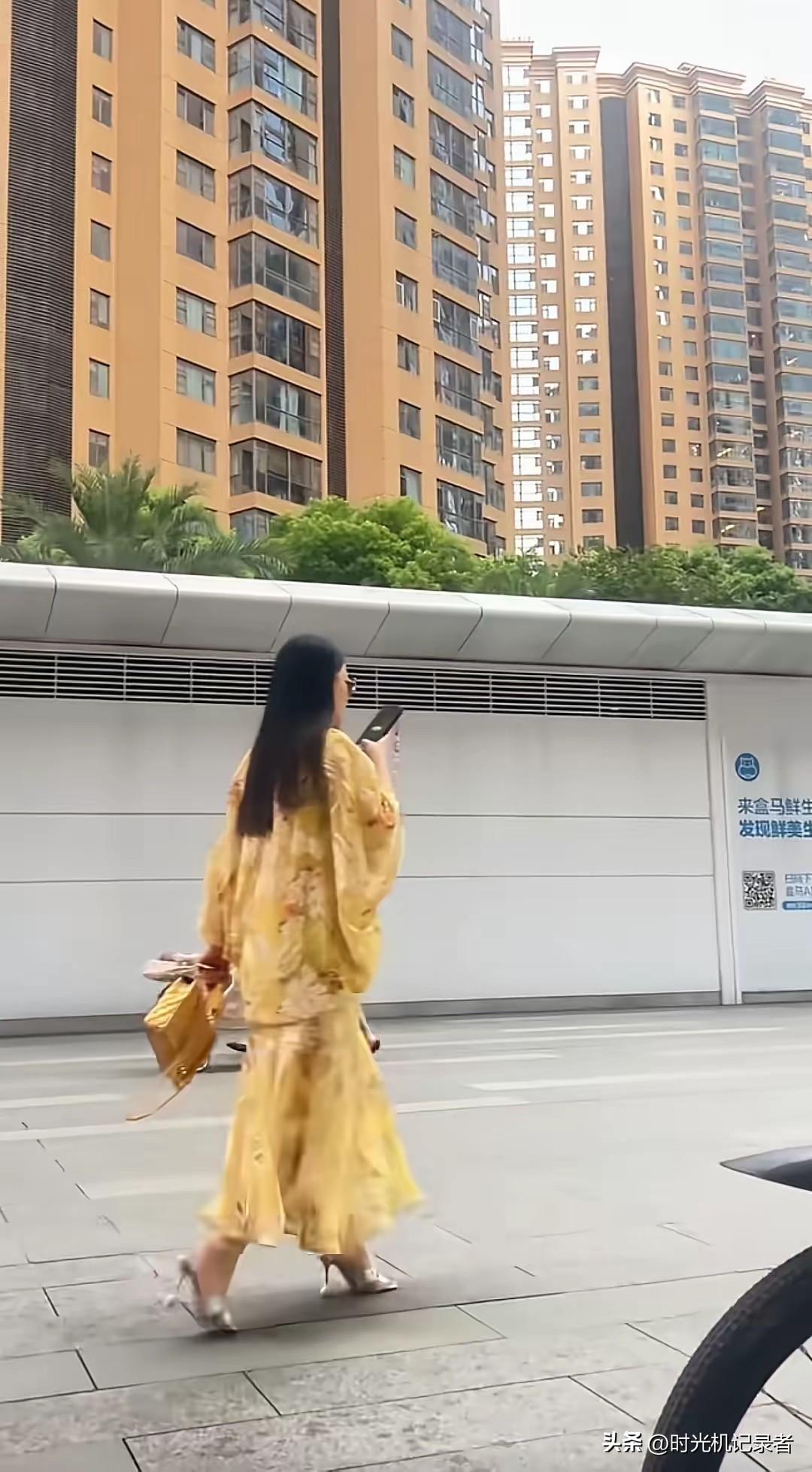 好羡慕李湘啊，人生好精彩，年轻时候是年轻人都认识的主持，两次婚姻都是富贵人家，自