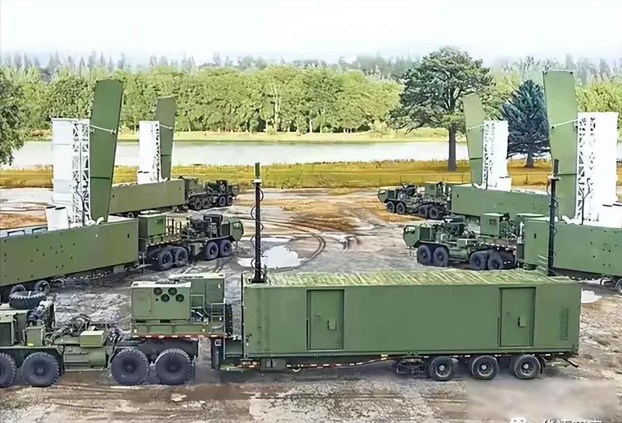 首尔街头抗议不断，堤丰系统刚落地就成靶子，055大驱默默出海

2022年的时候
