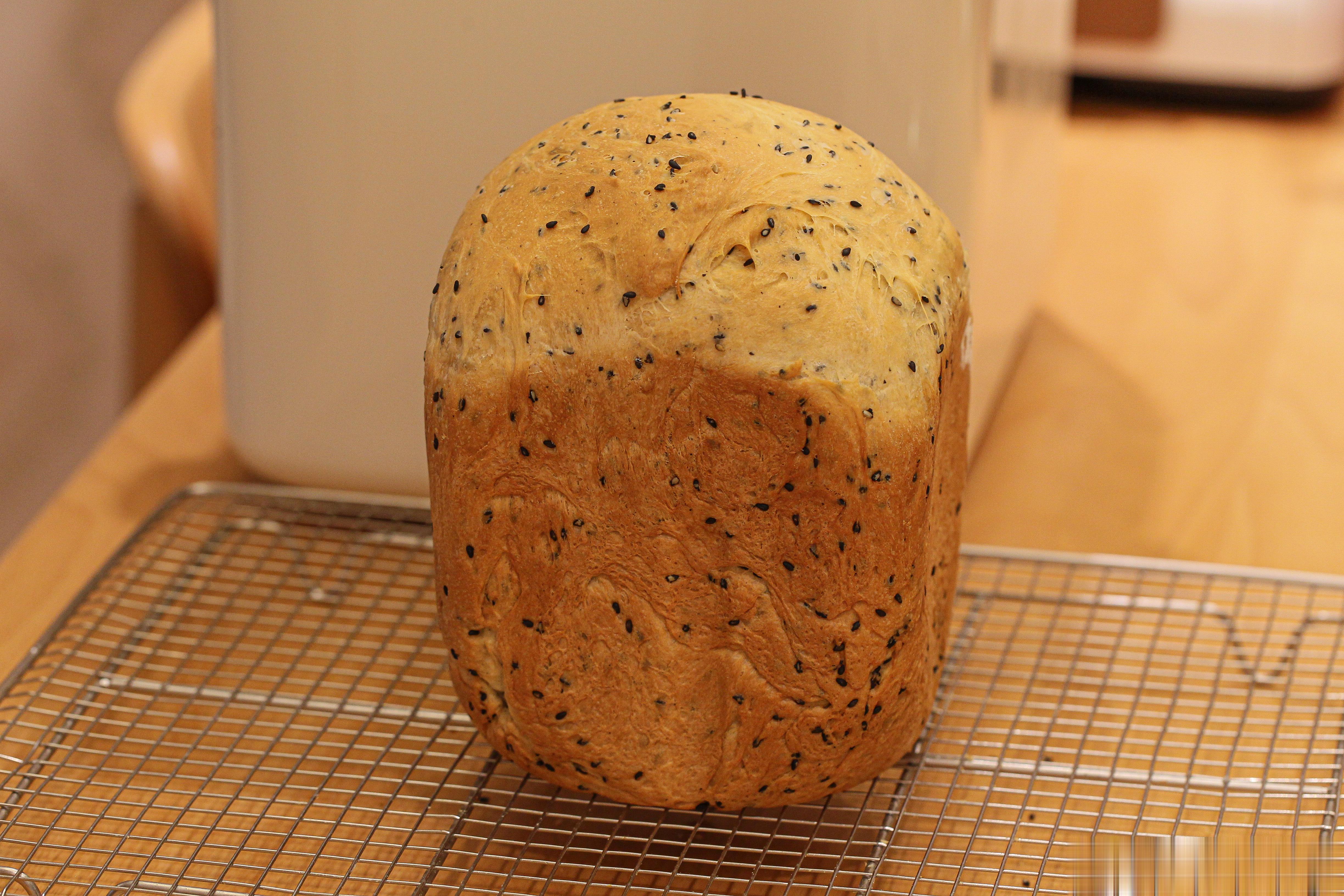 黑芝麻绵绵吐司（海氏面包机版）一键自动做出美味的面包。奶味十足的面包夹着黑芝麻，