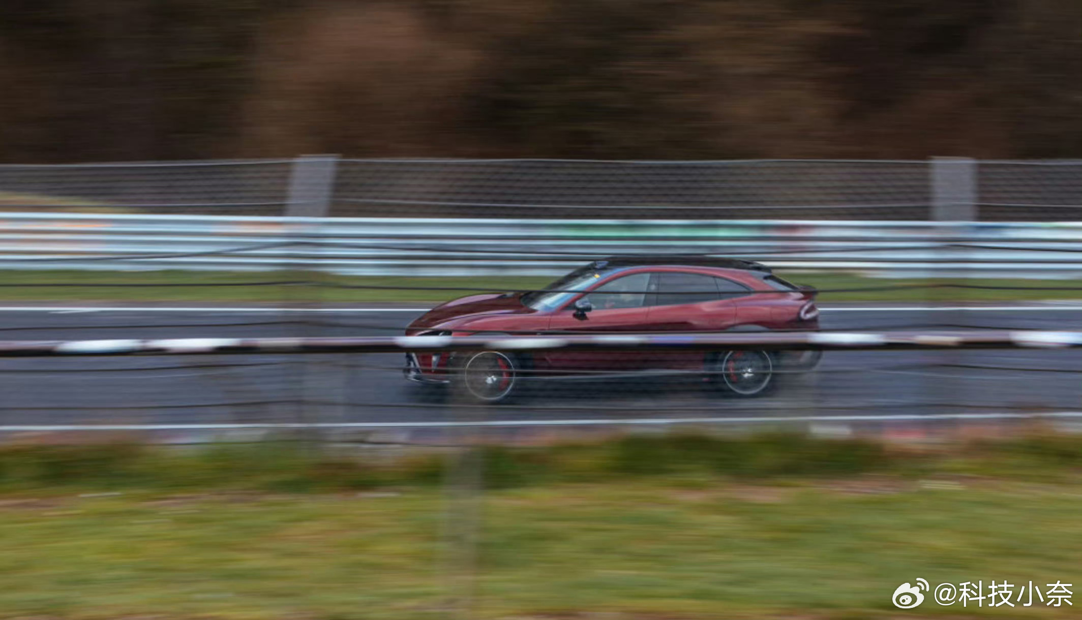 小米 YU7 GT无伪装实车现身纽北赛道！专属红色车漆 + GT 运动拉花，搭配