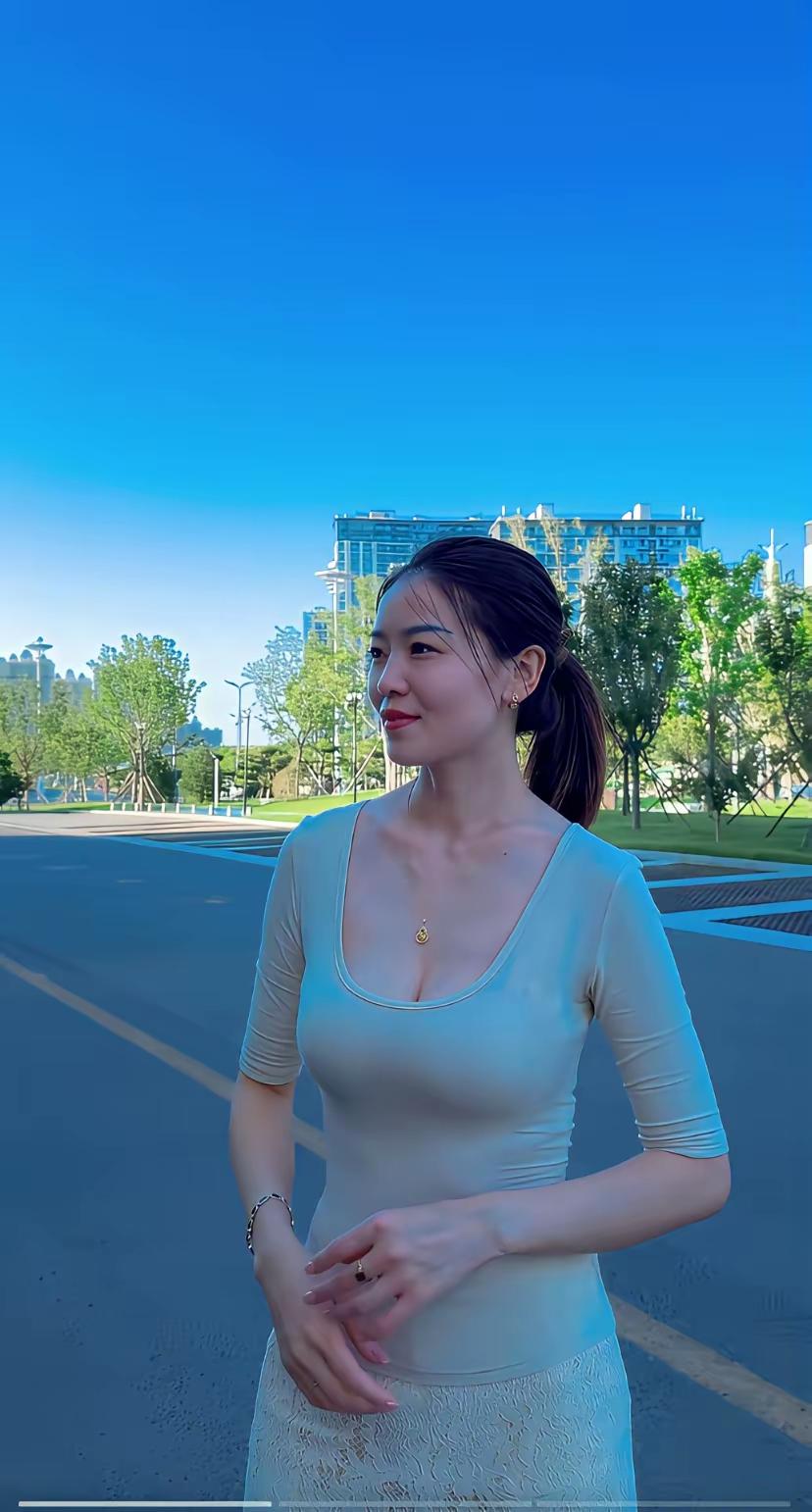 岁月从不败美人
 
人到中年慢慢懂得，真正的好看，从不是少女那般青涩娇嫩。
 
