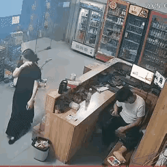 多恩爱的夫妻，再看有点不对劲，原来都是做侦探的料，互相查看手机……