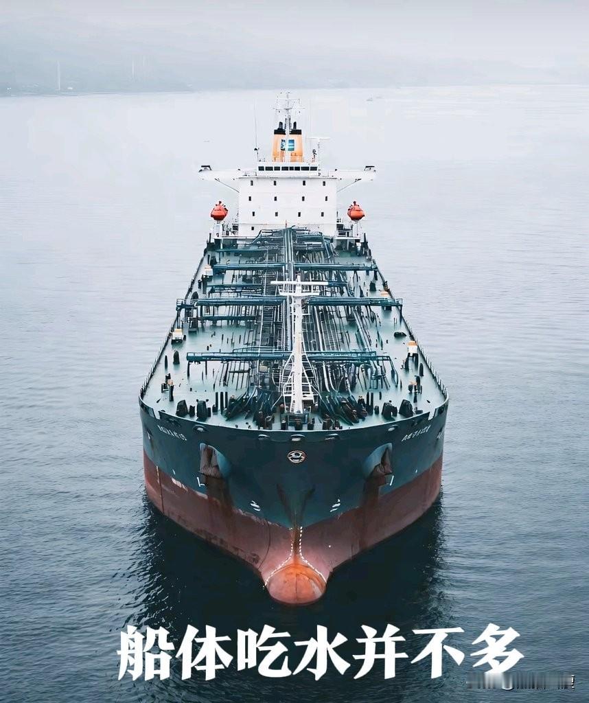 俄罗斯放的鱼饵很大，英美两条大鱼同时咬钩。

俄罗斯一艘老旧的油轮“贝拉一号”空