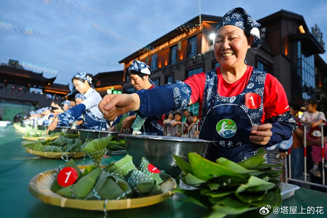 浙江端午市集将非遗揉进人间烟火里把非遗揉进市集的吆喝声、粽子的热气、龙舟的浪花里