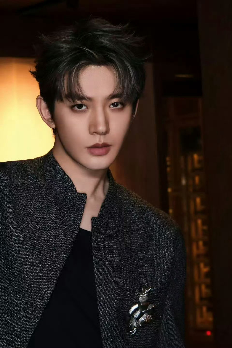 品牌大使&全球美妆大使邓为上线，演绎Dior 2025秋冬男装，暗夜光影下的质感