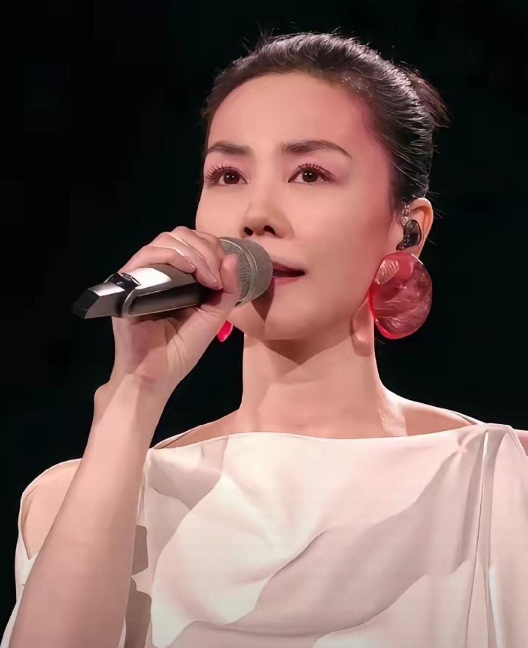 我真的忍不住要说一下，
王菲这次春晚的演出，观众缘估计是要掉一些了。
 
我实在