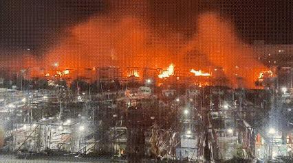 广西北海一码头渔船起火，火势蔓延至8艘船！官方通报：无人员伤亡

火光映红夜空，