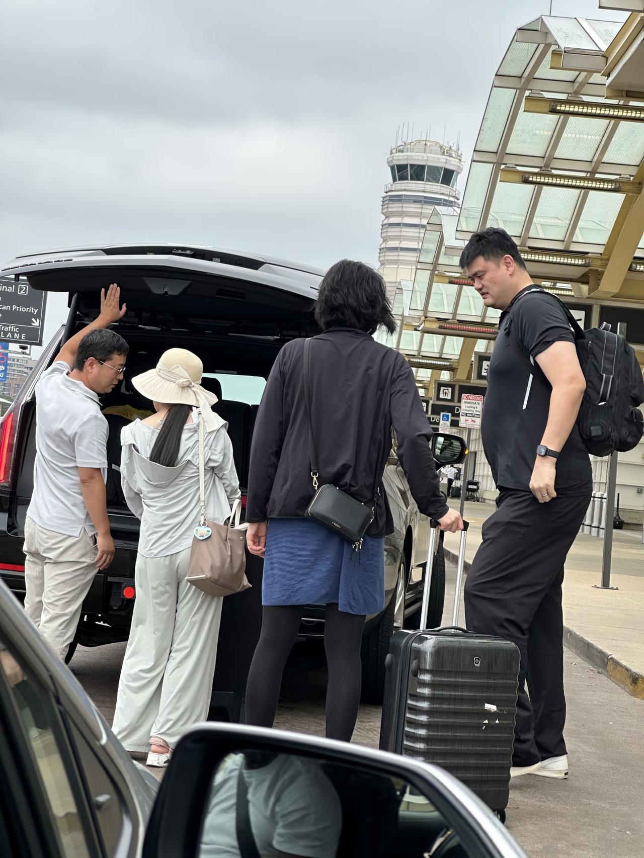 46岁姚明和老婆女儿在美国纽约被偶遇，一家三口在大都会博物馆中国馆参观，宛如巨人