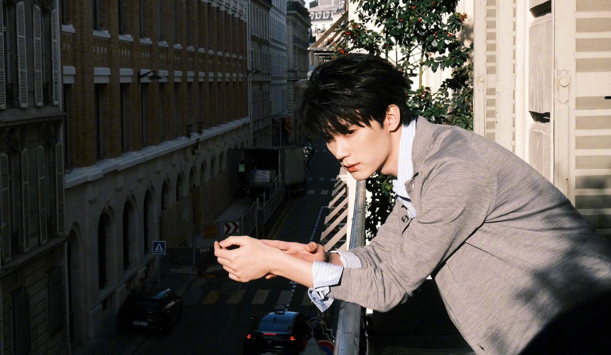 演员周翊然亮相巴黎男装周，演绎Ami Paris 2026秋冬系列。灰色西装内搭